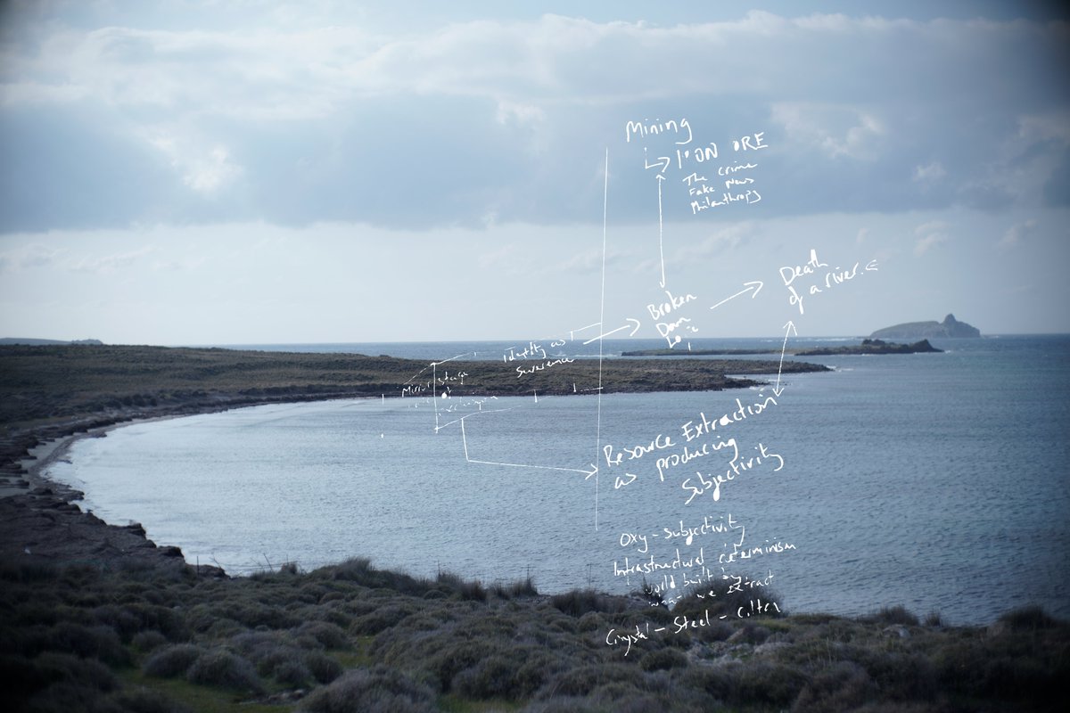 Ce mercredi 1er mars à 19h, lecture de tarot en ligne par Denise Ferreira da Silva et Arjuna Neuman dans le prolongement de leur film Soot Breath — Corpus Infinitum (2020): cracalsace.com/fr/631_online-…