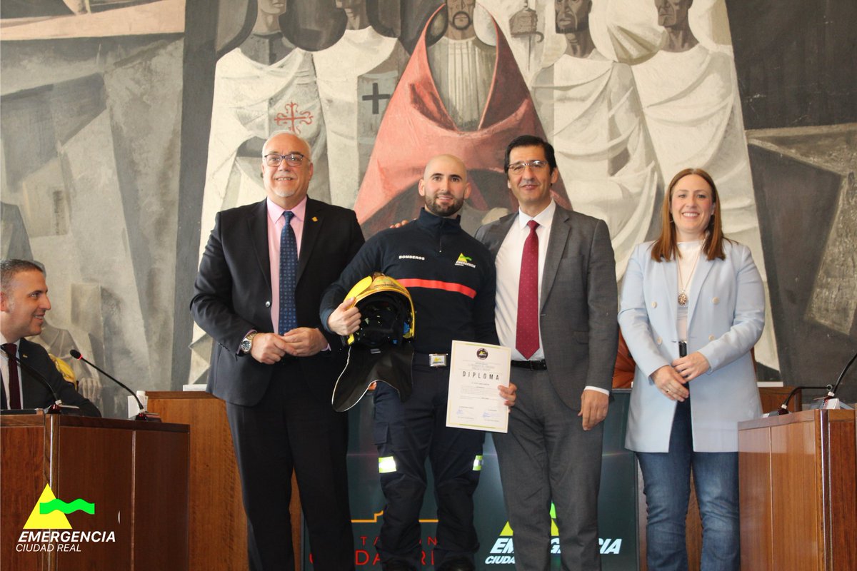 Emergencia1006's tweet photo. 👨‍🚒Esta mañana en @DiputacionCR se ha celebrado el acto de toma de posesión de plazas en propiedad de los 26 nuevos bomberos que se incorporan a los parques de de #AlcázardeSanJuan, #Almadén, #Daimiel, #Manzanares, #Tomelloso, #Valdepeñas y #VillanuevadelosInfantes🚒 https://t.co/S7XlkbyCu5