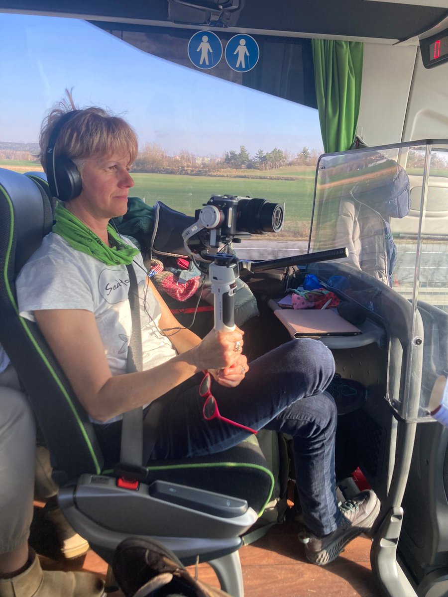 Istoreco's tweet photo. Nel quinto turno del Viaggio della Memoria saremo accompagnati da Telereggio - Reggio Emilia! Susanna Ferrari e Silvia Degani sono in viaggio col bus 24, seguiranno le classi nelle varie visite e racconteranno l'esperienza in diretta.

Stay tuned! https://t.co/vKNtPCEAc9