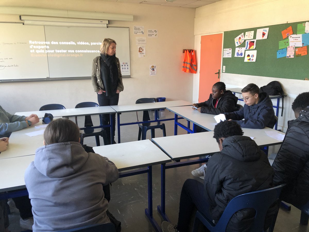 EmmanuelLagler's tweet photo. Les 4ème du collège 3 fontaines de @VilledeReims bénéficiaient ,ce matin, de 2 ateliers numériques #OrangeDigitalCenter sur les thèmes de la protection des données et de la e-réputation ⚠️
Une action en partenariat avec le #CrepiEst dans le cadre du dispositif #citééducative 👍 https://t.co/wPhX6OsxBS