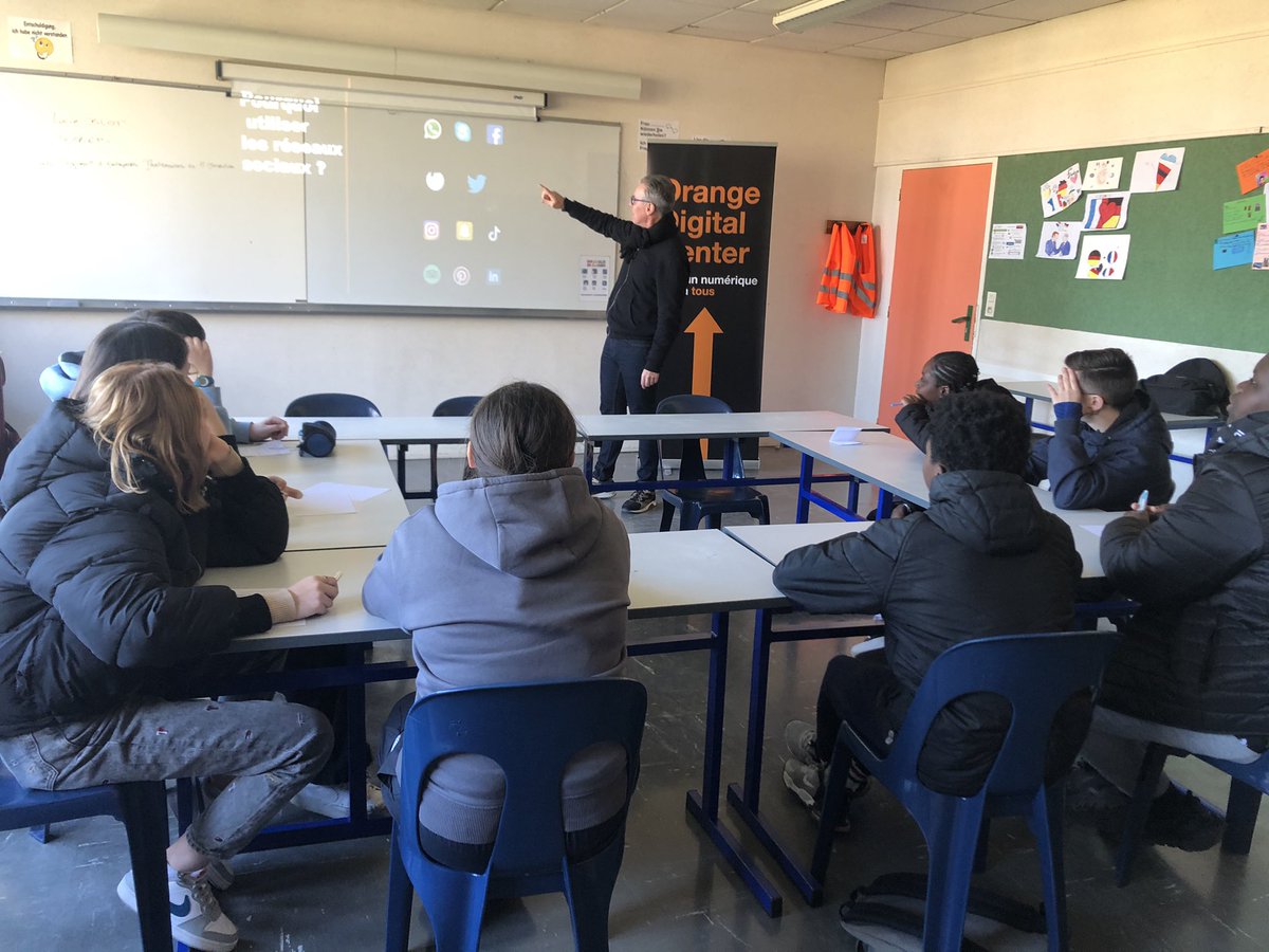 EmmanuelLagler's tweet photo. Les 4ème du collège 3 fontaines de @VilledeReims bénéficiaient ,ce matin, de 2 ateliers numériques #OrangeDigitalCenter sur les thèmes de la protection des données et de la e-réputation ⚠️
Une action en partenariat avec le #CrepiEst dans le cadre du dispositif #citééducative 👍 https://t.co/wPhX6OsxBS