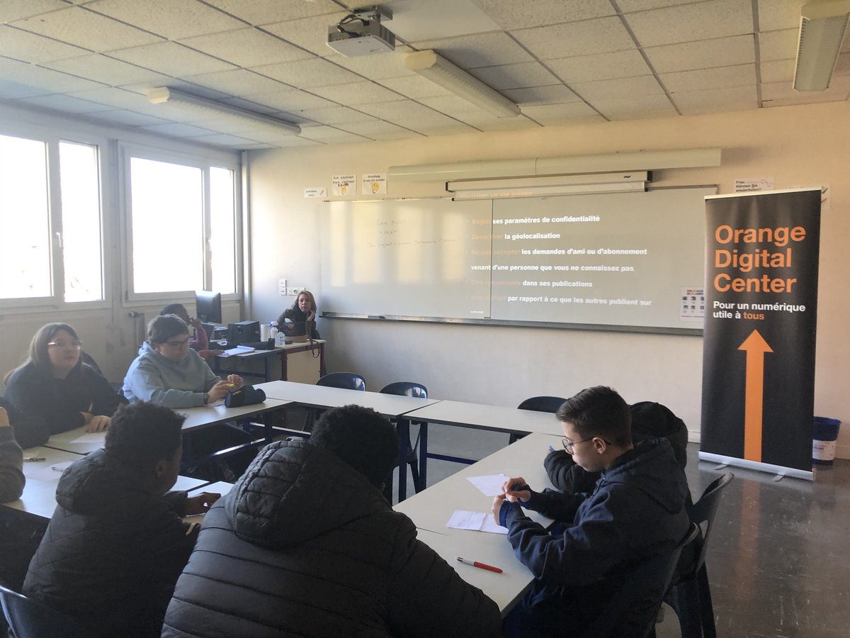 EmmanuelLagler's tweet photo. Les 4ème du collège 3 fontaines de @VilledeReims bénéficiaient ,ce matin, de 2 ateliers numériques #OrangeDigitalCenter sur les thèmes de la protection des données et de la e-réputation ⚠️
Une action en partenariat avec le #CrepiEst dans le cadre du dispositif #citééducative 👍 https://t.co/wPhX6OsxBS