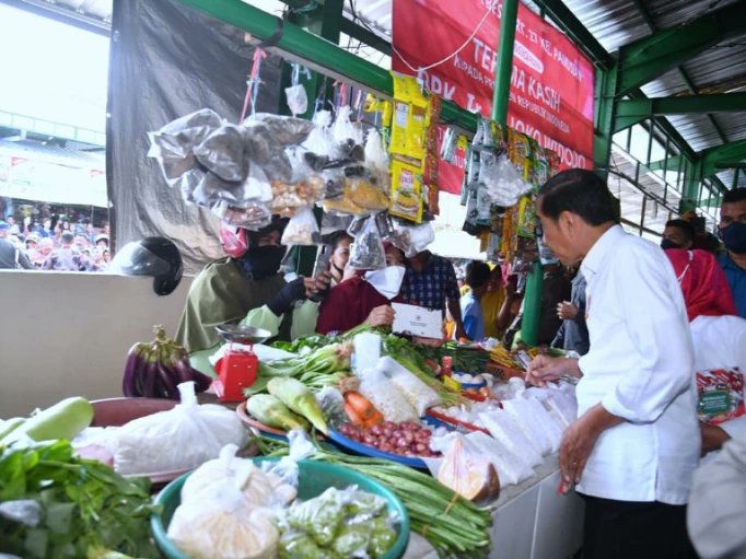 jokowi's tweet photo. Berapa harga minyak goreng, bawang merah, bawang putih? Berapa harga pangan lain? Semua saya tanyakan ke pedagang di Pasar Tenguyun, Kota Tarakan, siang tadi.

Selain harga-harga, saya juga mengecek ketersediaan bahan pangan di pasar tradisional menjelang bulan puasa tahun ini. https://t.co/xfPhri3IFr