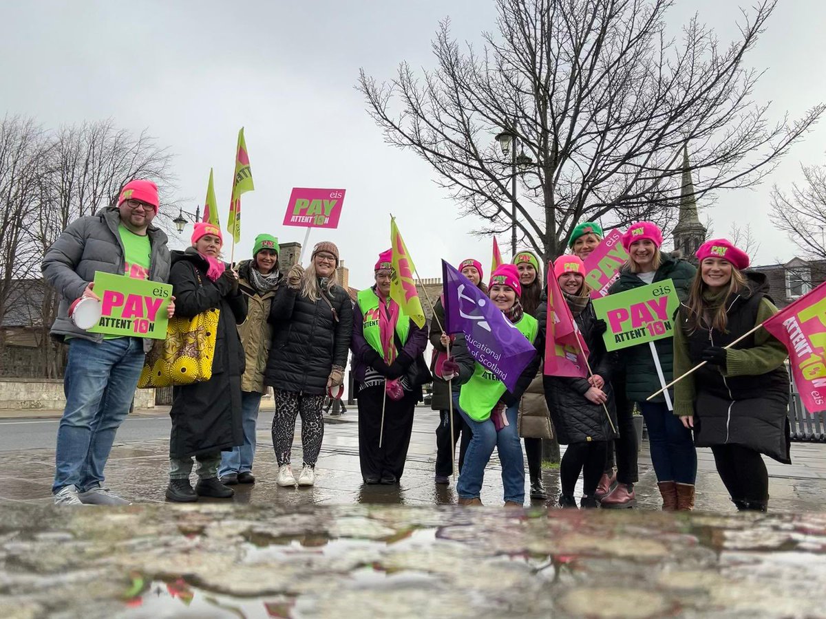 Haddington PS joined picket lines with St Mary’s this morning. Another great turnout with many passers by supporting us and asking questions. #PayAttention #eis