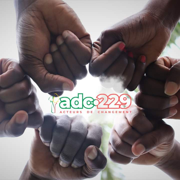 FjadAmazones's tweet photo. 🟢 𝗗𝗘𝗨𝗫𝗜È𝗠𝗘 É𝗗𝗜𝗧𝗜𝗢𝗡 𝗗𝗨 𝗣𝗥𝗢𝗚𝗥𝗔𝗠𝗠𝗘 : "𝗔𝗖𝗧𝗘𝗨𝗥𝗦 𝗗𝗘 𝗖𝗛𝗔𝗡𝗚𝗘𝗠𝗘𝗡𝗧 229 2.0" : Les AMAZONES dans la barque🟢

Le 22 janvier dernier,  à Natitingou la deuxième édition du programme «Acteurs de Changement 229» a été lancée par @UNICEF_Benin en ⤵️ https://t.co/ViW0emmAqb