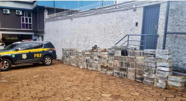 A Polícia Rodoviária Federal realizou a apreensão de aproximadamente 1,9 tonelada de cocaína no Mato Grosso do Sul. O caso agora está com a Polícia Federal.