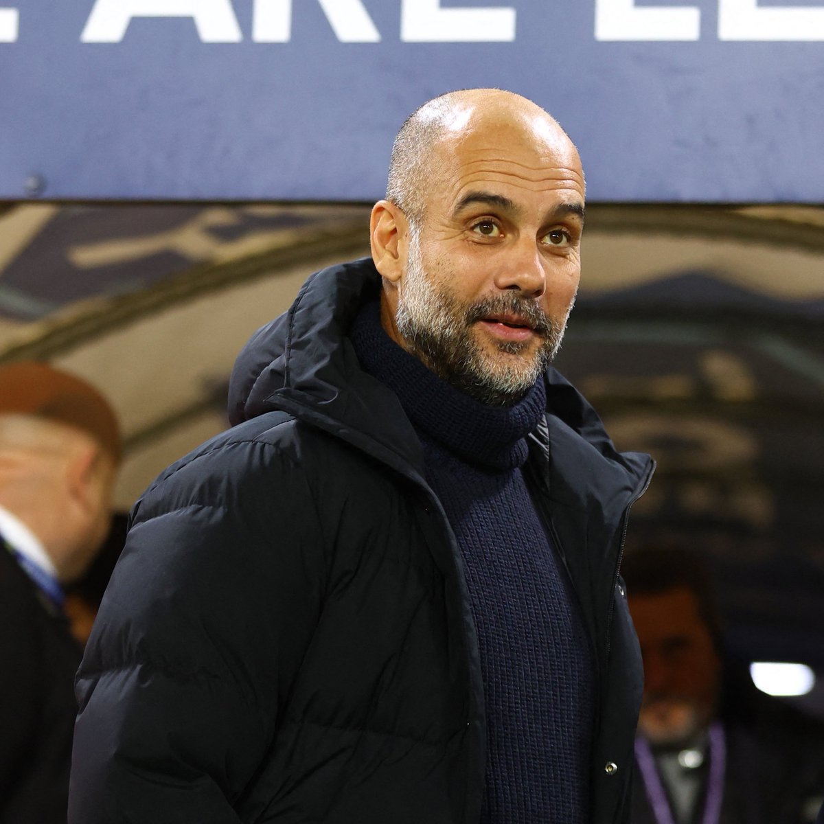 Pep Guardiola: "Manchester United biraz daha para harcarsa şampiyonluk yarışında olabilir. Çünkü pek para harcamadılar, değil mi?" (Gülerek)