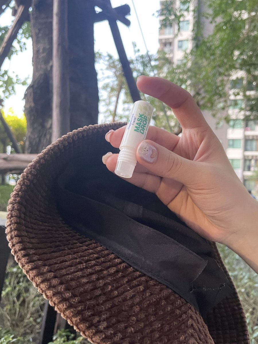 hwapunch's tweet photo. #PeppermintField #MaskDrop ที่ไม่ได้หยดได้แค่ Mask! ล่าสุดเอามาหยดหมวกไปเลยยย🧢👒 หอมมิ้นท์สดชื่น หมวกไม่เหม็นอับใส่ได้ทั้งวัน ไม่แสบตาไม่แสบผิว จะทำกิจกรรมไหนก็ไม่ต้องกังวลเรื่องกลิ่นหมวกอีกต่อไป~🌤️💚#MaksDropไม่ได้มีดีแค่DropMask https://t.co/gwPxhTn7FT