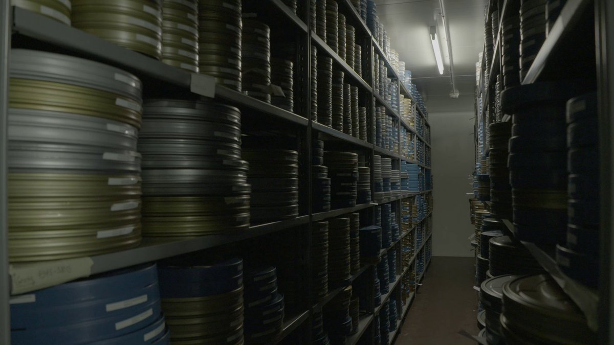 Bei den aktuellen Aussentemperaturen ist es bei uns im Kühlraum sogar wärmer. 😎😉

Unsere Archivleiterin Brigitte Paulowitz nimmt Euch mit ins Filmarchiv!

kinemathek.ch/objekte/ein-be…

#filmarchive #kinemathek #cinematheque #film #analoguefilm #nitrate #silentfilm #kalt