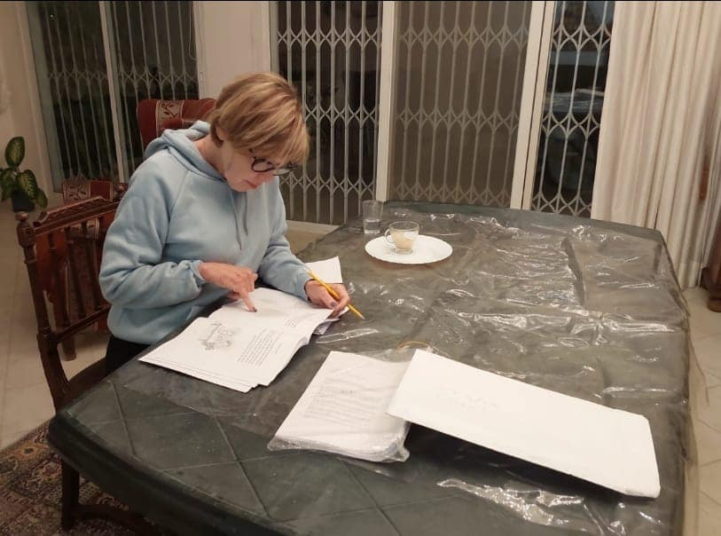 בתמונה: אימא עוברת הלילה על העתק השמש של הספר החדש שלי "לגדול 2", לפני שהוא יורד לדפוס. אימא היא עורכת לשונית במקצועה, והיא עורכת כל טקסט שכתבתי מגיל שש בערך... 

לפרטים נוספים ולמכירה המוקדמת של הספר שמתחילה ממש עכשיו: bit.ly/3ZpfLm5