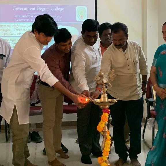 BjpKakinada's tweet photo. జగ్గంపేట,28, ఫిబ్రవరి.
జాతీయ విజ్ఞాన దినొత్సం సందర్భంగ జగ్గంపేటలోని ప్రభుత్వ డిగ్రీ కళాశాలలో ఏర్పాటు చేసిన కార్యక్రమంలో పాల్గొన్న జిల్లా అధ్యక్షులు చిలుకూరి రామ్ కుమార్ కళాశాల ఛైర్మన్ రఘు రామ్, జిల్లా ఉపాధ్యక్షులు దాట్ల సాహితి వర్మ తదితరులు పాల్గొన్నారు https://t.co/ecobH2wwKt