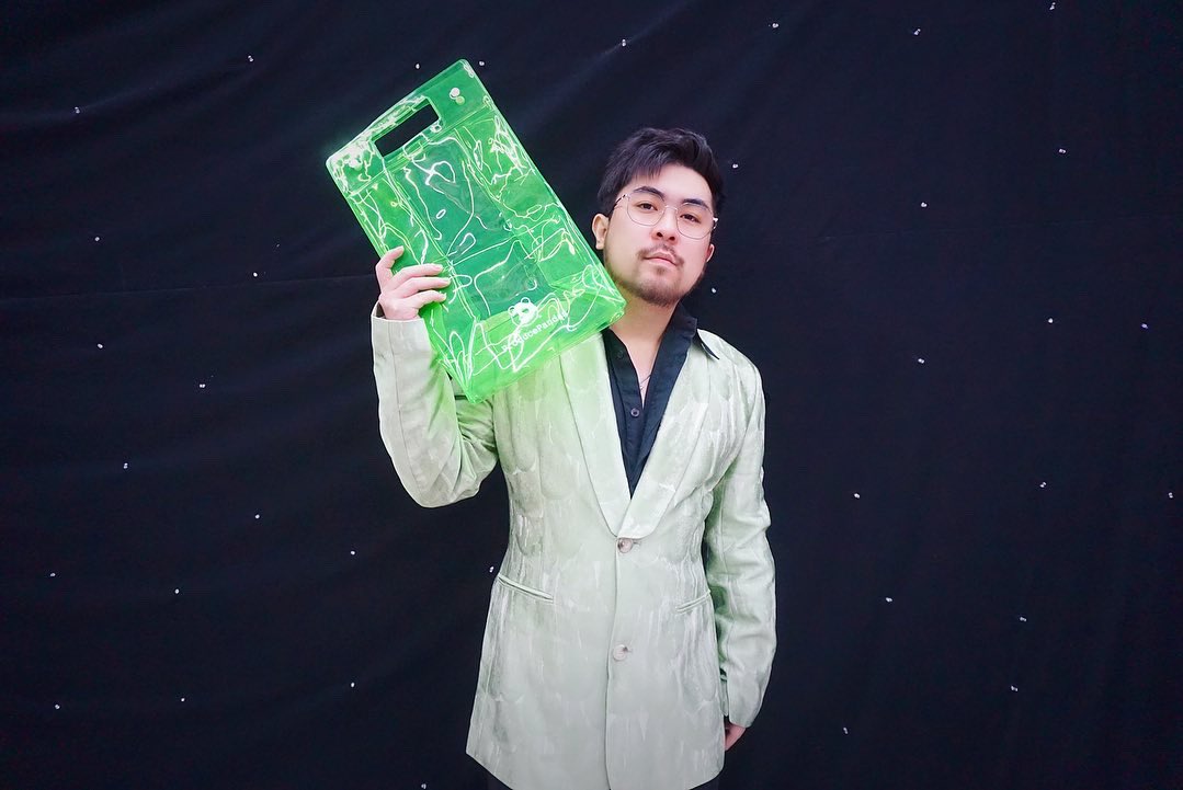 I think u already got our red gift bag rite?🤔 let me tell u a secret 🤫 I got the GREEN GIFT BAG!!!!💚😆The one and only green bag in the world!😝Don’t be jealous of me!!!🤣
