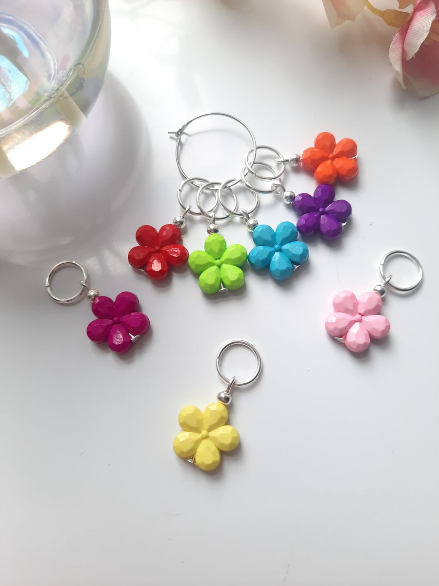 Great little Mothers Day Gift for all you knitters or crocheting fan out there . Gorgeous acrylic flower stitch markers. #elevenseshour #stitchmarkers #giftidea #MothersDay #hobby #knitting etsy.com/listing/140755…