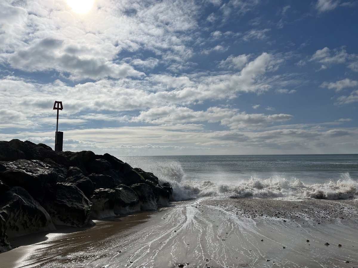 RodwellSam's tweet image. My classroom this morning- wind, waves, Beaufort Scale and play. #OutdoorEdChat #WildBeach #BeachSchool