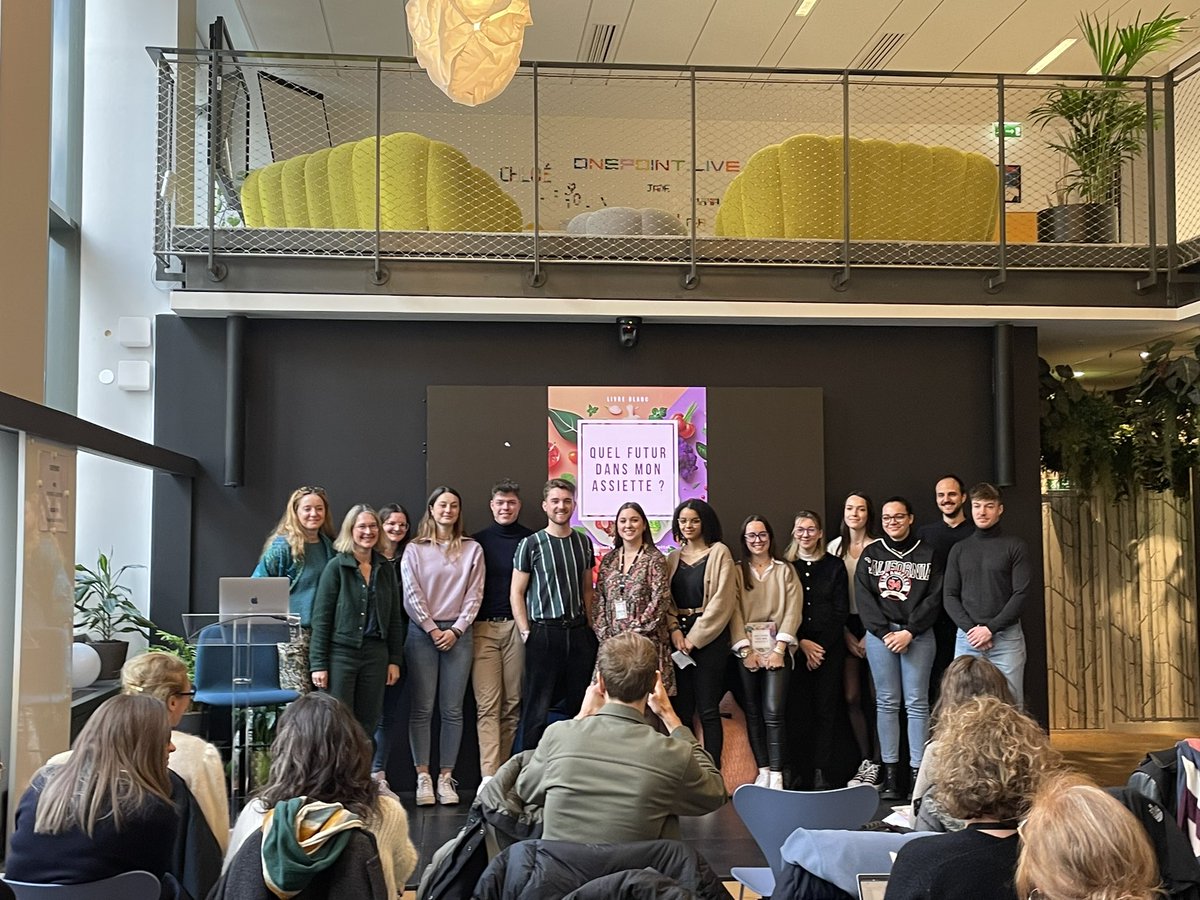 IAEAngers's tweet photo. Félicitations aux étudiants du #master Chef de produit responsable pour leur présentation de leur #livre #blanc sur le @futur de l’#Alimentation travaillé avec @Simon_Lauquin et @blablaprod de @onepoint. Un travail remarquable présenté dans le cadre de la #chaire #AAPRO https://t.co/dshWT4EslJ
