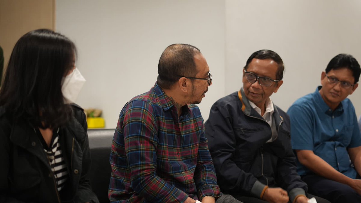 amrudinnejad_'s tweet photo. Terima kasih Pak Menko Polhukam Pak @mohmahfudmd yang telah mnyempatkan waktunya untuk menjenguk dan mendo'akan David, bahkan selalu memantau setiap perkembangan kasus David

Suwun Pak🙏 https://t.co/wMcEKVPx3e