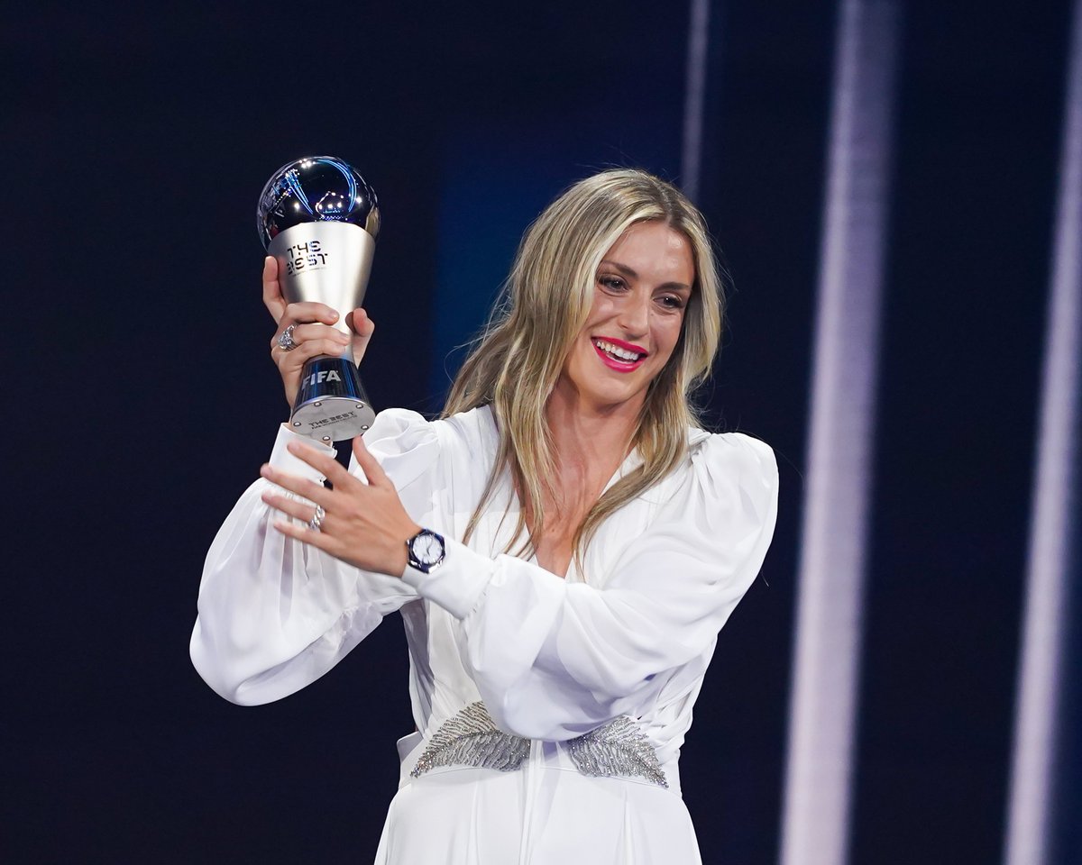 DAZN's tweet photo. 𝐋𝐚 𝐦𝐞𝐣𝐨𝐫 𝐝𝐞𝐥 𝐦𝐮𝐧𝐝𝐨. 𝐀𝐥𝐞𝐱𝐢𝐚 𝐏𝐮𝐭𝐞𝐥𝐥𝐚𝐬.

👑 Ballon d'Or
👑 FIFA The Best
👑 UEFA Player of the Year https://t.co/g3KVzz1yVV