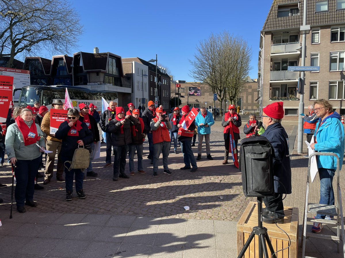erikdevries1979's tweet image. Hart onder de riem voor de deelnemers aan de actie van @FNV voor betere arbeidsvoorwaarden en meer loon! Namens bestuur @Senzer_ de petitie ondertekend, om zo het Rijk onder druk te zetten financieel over de brug te komen en deze groep mensen niet in de kou te laten staan.