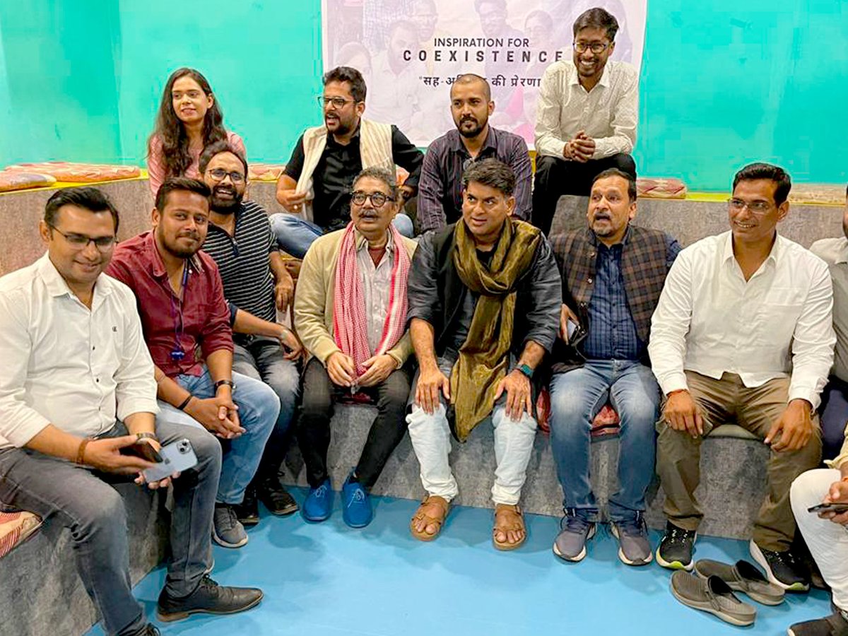 _singermonika's tweet photo. Pleasure to meet Youth icon Mr. Saurabh Dwivedi @saurabhtop , journalist and the founding editor of The Lallantop @thelallantop ,a Hindi news and media web portal owned by the India Today Group.Glad to knew about that our Chhattisgarhi “Mohni” song is in the favourite list of him https://t.co/Lmn1JYVzd2