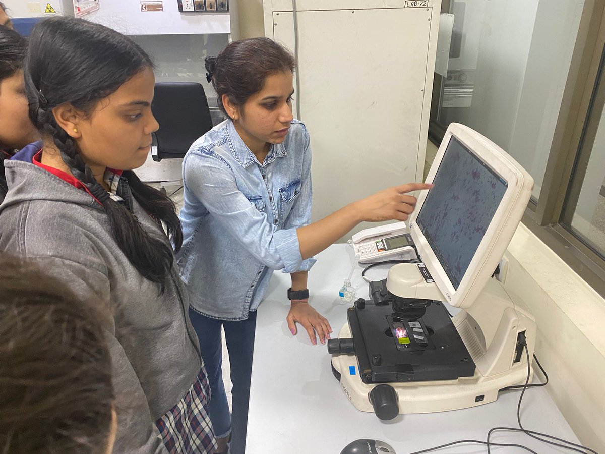 Nanditasharma94's tweet photo. They were thrilled to see thread-like DNA in a bottle. Other members of my team taught them about AMR, biochemical characterization and staining of bacteria through demonstrations.
@CSIR_IMTECH
#nationalscienceweek2023
#jigyasa
#societalproject https://t.co/dKPDqD5mi5