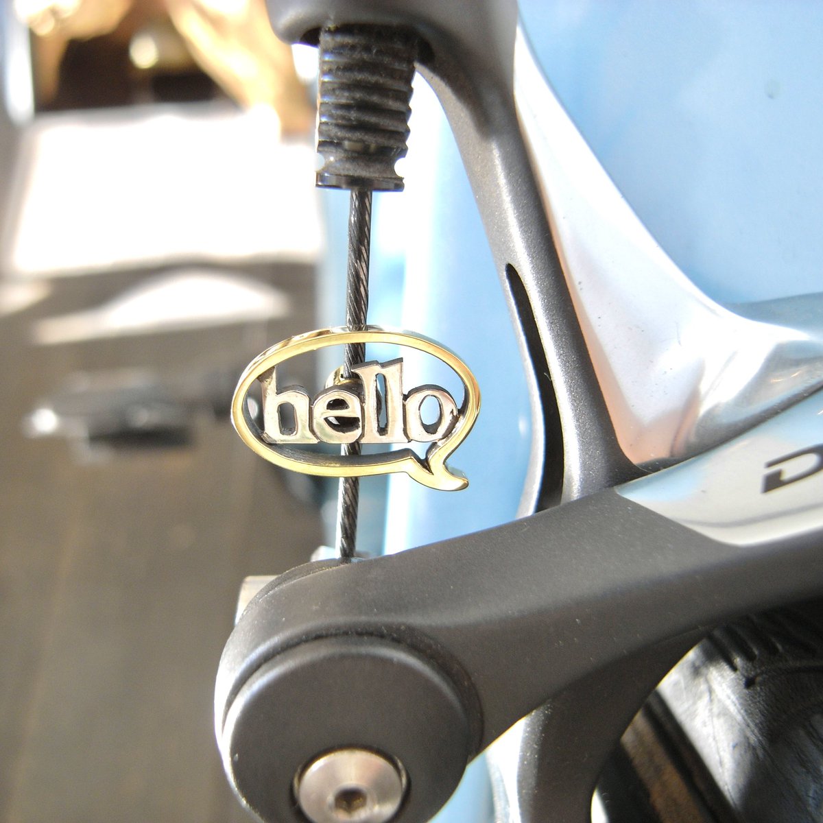 chikachikara's tweet image. 後ろを走るサイクリスト🚴‍♂️🚴🏻‍♀️にsay hello~👀

viva🙌リムブレーキ🚲

「ワイヤーエンドは耳タブだっ！」　Bicycle-Jewelryのエンドキャップは、自転車のピアスなのだ！

#リムブレーキ万歳  #bicyclejewelry　#endcap　#hello　#吹き出し　#suzukiso　#鈴木荘　#tokyo　#小さな宝飾店　#trekbikes