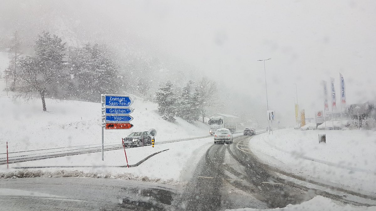 Alpenweerman's tweet photo. Waar zijn ze gebleven die echte winters met (veel) sneeuw #Oberwallis ?! Herinneringen uit betere tijden zoals de 27e - 28e februari 2020 met een dik pak sneeuw #Termen tot in het dal of de 28e febr 2018 met meters sneeuw #Rosswald #Rothwald. https://t.co/zVZC0R5SG4