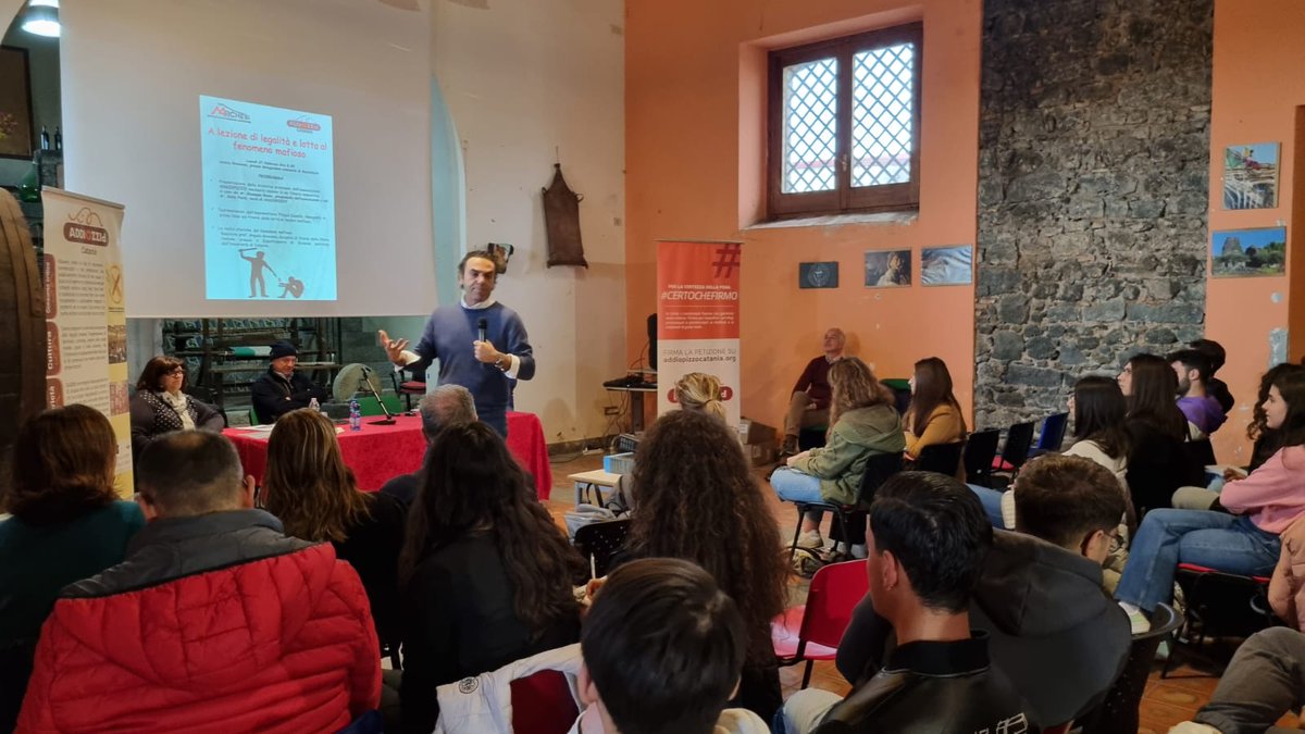 AddiopizzoCt's tweet photo. #progettoscuole #addiopizzocatania #Catania
Le origini della #mafia e tanto altro, sono i temi dell'incontro di ieri con l'I.I.S. #ConcettoMarchesi di #Mascalucia.
Un grazie va al prof. #AngeloGranata di #ScienzePolitiche #Unict e all'imprenditore #pizzofree #FilippoCasella. https://t.co/8lFBZhHMnP