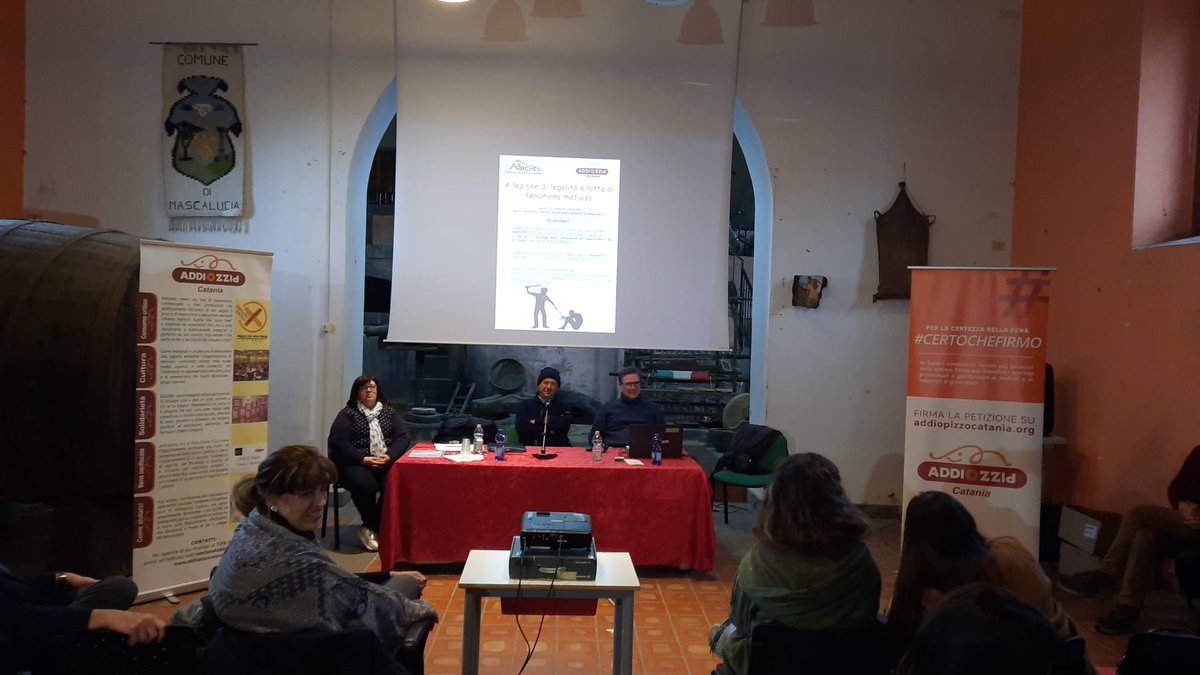 AddiopizzoCt's tweet photo. #progettoscuole #addiopizzocatania #Catania
Le origini della #mafia e tanto altro, sono i temi dell'incontro di ieri con l'I.I.S. #ConcettoMarchesi di #Mascalucia.
Un grazie va al prof. #AngeloGranata di #ScienzePolitiche #Unict e all'imprenditore #pizzofree #FilippoCasella. https://t.co/8lFBZhHMnP