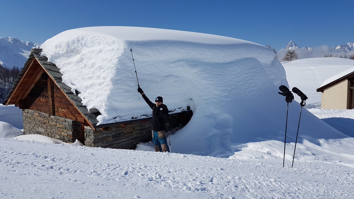 Alpenweerman's tweet photo. Waar zijn ze gebleven die echte winters met (veel) sneeuw #Oberwallis ?! Herinneringen uit betere tijden zoals de 27e - 28e februari 2020 met een dik pak sneeuw #Termen tot in het dal of de 28e febr 2018 met meters sneeuw #Rosswald #Rothwald. https://t.co/zVZC0R5SG4