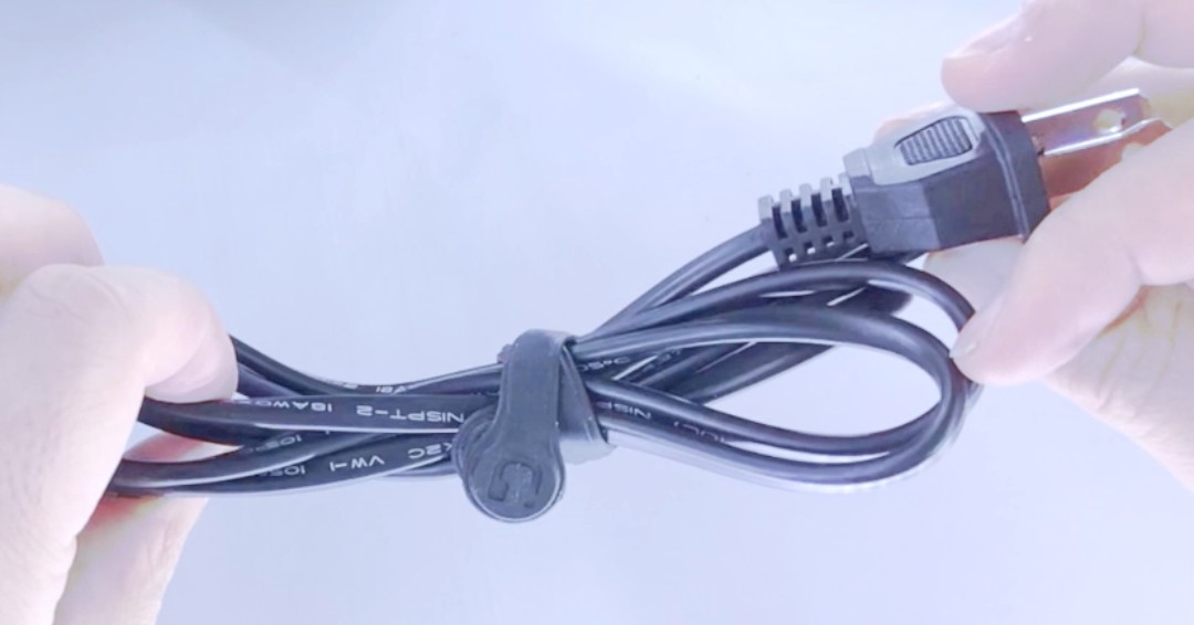 CloopBand's tweet image. Hey, hey, hey! It&apos;s time to get your cords in check with the best little helper around: the Cloop! 🤗💪🏼 #cablemanagement #cloop