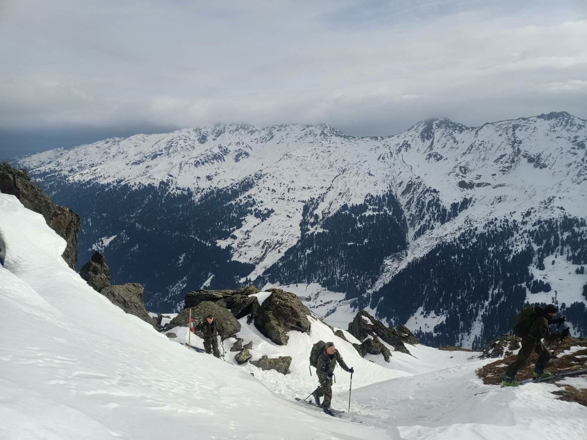 21_bsp's tweet photo. #Podhalańczycy zakończyli tygodniowy trening kondycyjno-narciarski w górach w Austrii. 

Aklimatyzacja na wysokości 3250 m na lodowcu Hintertux, czy przestrzeliwanie broni na wysokości 2100 m to niejedyne działania, mające na celu zdobycie niezbędnych szlifów do #EdelweissRaid. https://t.co/fwMvEJSbZR