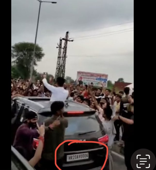 HarUniversity's tweet image. Youtuber elvish yadav car is stealing flower pots set up for G-20 event in Gurgaon?