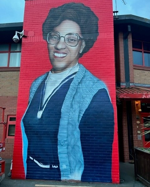 A giant mural of Betty Campbell MBE has been painted on the front of Mount Stuart Primary School. #BettyCampbell was the headteacher there from 1965-1999, was Wales’ first black headteacher & a pioneer in multi-cultural education & diversity. orlo.uk/9gAXa