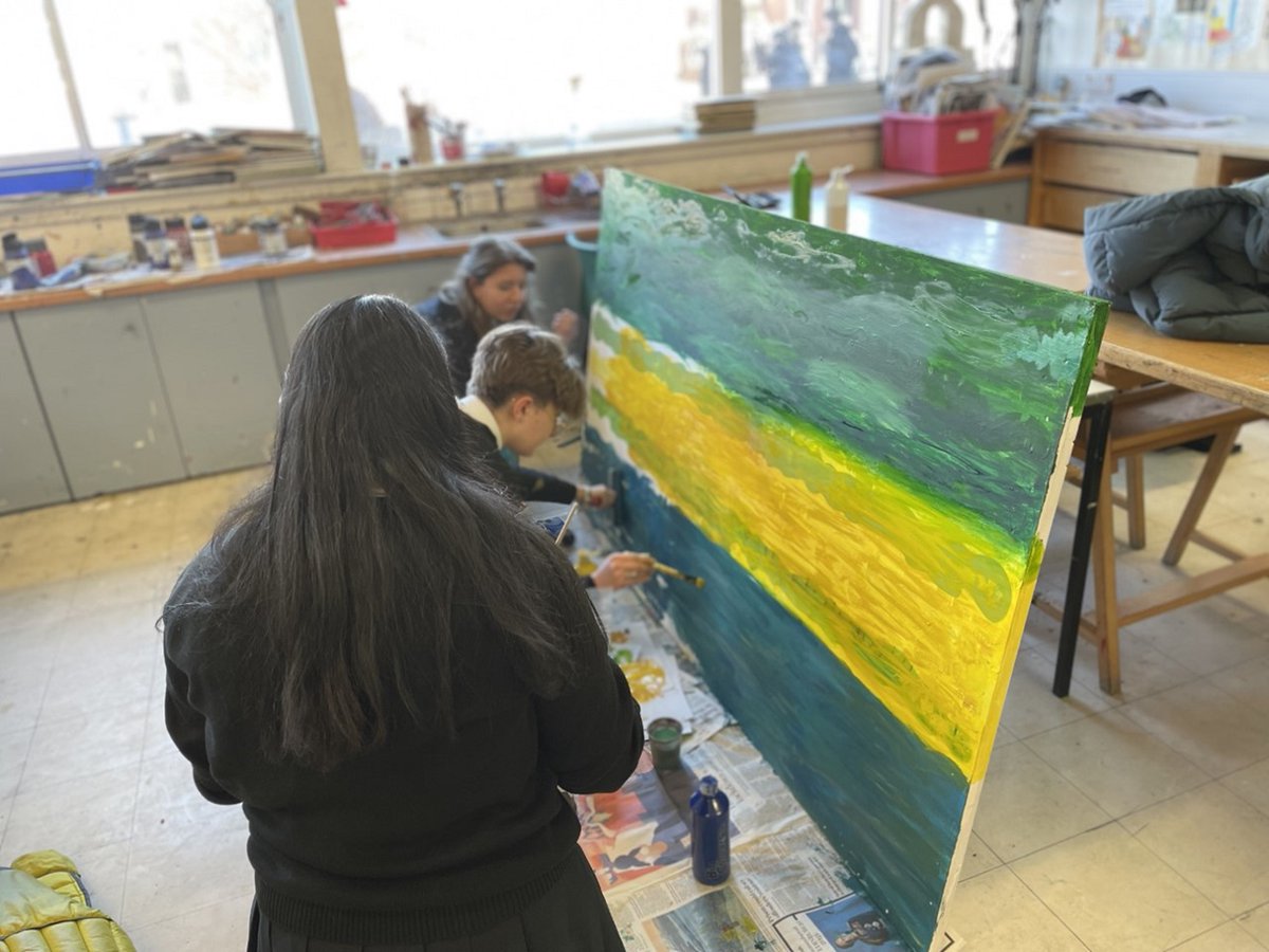 For @OxonArtweeks this year, we are working with local #Abingdon schools on a project.

Students from @larkmeadschool have excitedly been working together to create their masterpieces! We can't wait to see their finished work!

#oxfordshireartweeks #localschools #art