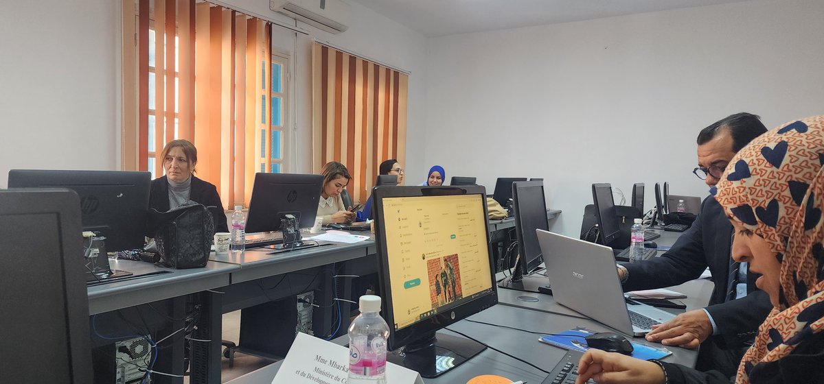 AbdelliMehdi5's tweet photo. فعاليات اليوم الثالث من الدورة التكوينية في ادارة وسائل التواصل الإجتماعي بمركز تدريب الصحفيين و الإتصاليين
#comunity_manager
#communications
#Formation
@NarBAHIA
@AsmaAbidiTn https://t.co/mUXv7GBHiS