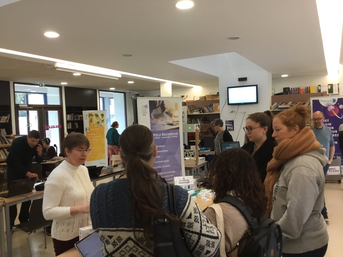dane_nancy_metz's tweet photo. Salon des usages au collège de la Haute Vezouze à Cirey-sur-Vezouze, @acnancymetz, dans le cadre de l'installation d'un laboratoire numérique #PLANETE_FEDER sur ce territoire ⤵️
Présentation des ressources &amp; dispositifs aux professeurs du #1D et du #2D
#ÉcoleSurTousLesTerritoires https://t.co/Y9oRxtdZrI