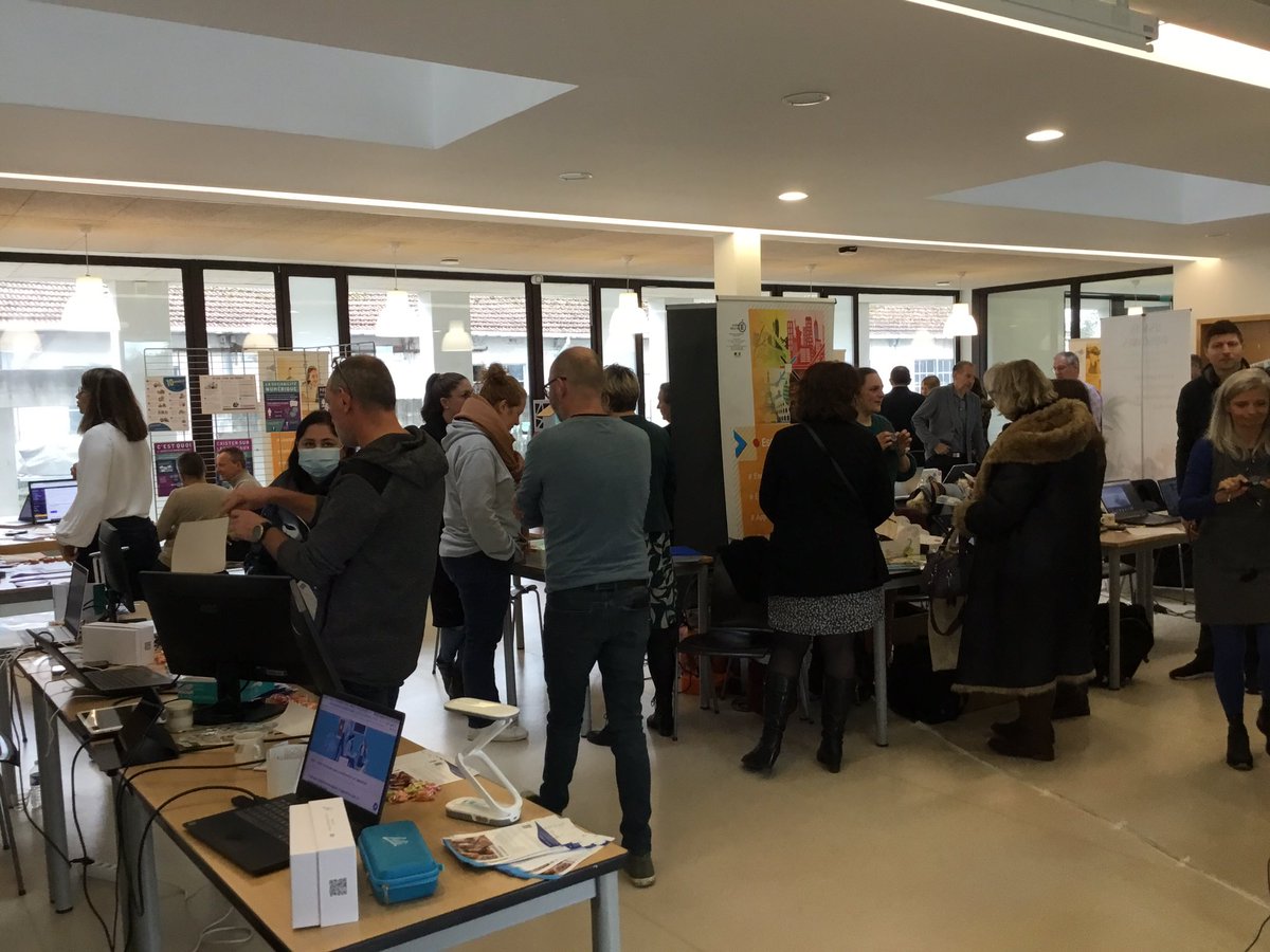 dane_nancy_metz's tweet photo. Salon des usages au collège de la Haute Vezouze à Cirey-sur-Vezouze, @acnancymetz, dans le cadre de l'installation d'un laboratoire numérique #PLANETE_FEDER sur ce territoire ⤵️
Présentation des ressources &amp; dispositifs aux professeurs du #1D et du #2D
#ÉcoleSurTousLesTerritoires https://t.co/Y9oRxtdZrI