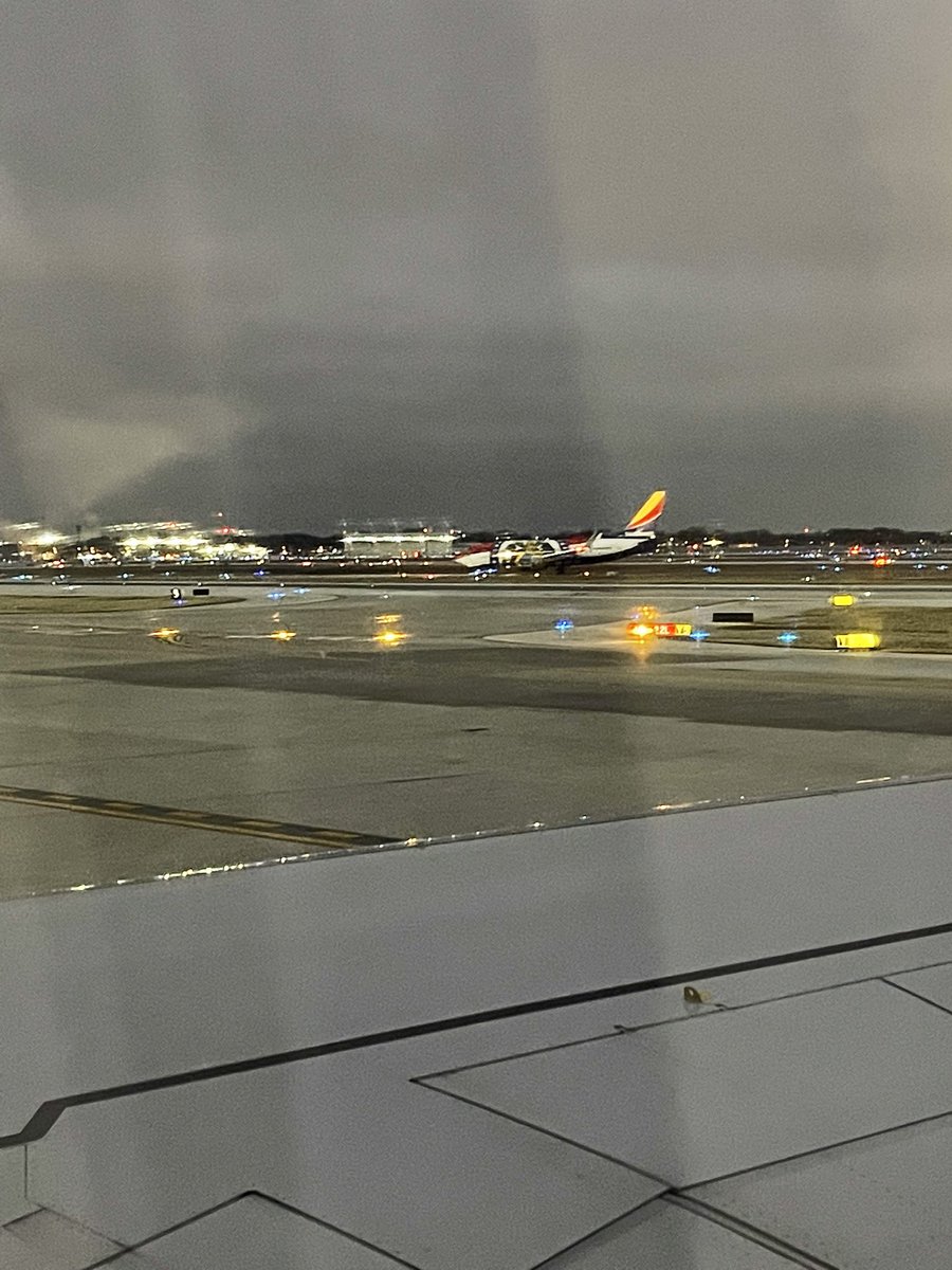 Waving hello to the passengers arriving on @SouthwestAir’s Missouri One livery - the first departure from the new @Fly_KansasCity that just landed in Chicago as we taxi out 🎉 

@BuildKCI @JustinMeyerKC @user47 @JillianMarisa