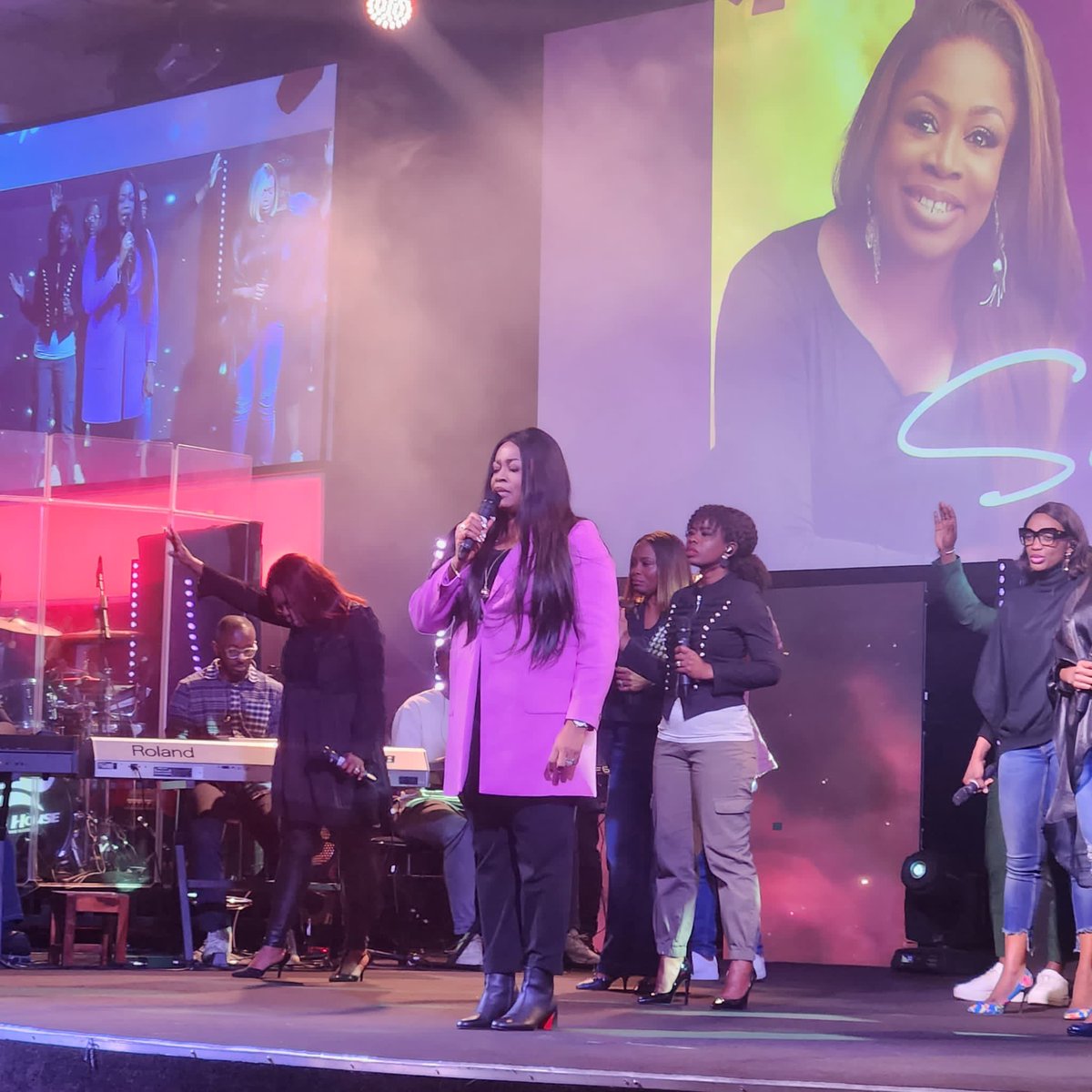 jesushouseuk's tweet photo. #AboutLastSunday with @sinach #AwesomeService https://t.co/IU7teV4vgE