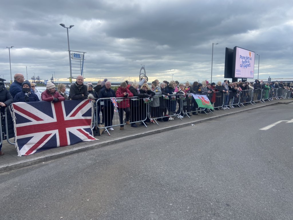 Crowds already gathering outside Aberavon Leisure Centre awaiting the arrival of the Prince and Princess of Wales #royalvisit