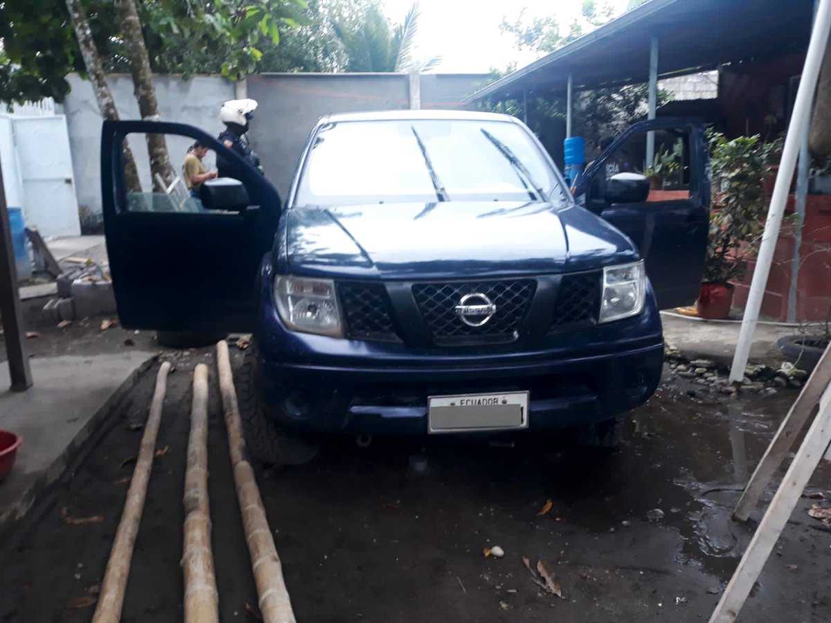 CapiZapataEC's tweet photo. Con el objetivo de reducir los índices delincuenciales en #LagoAgrio, @PoliciaEcuador realizó un operativo con el que se logró desarticular una banda dedicada al tráfico de sustancias ilícitas. Existen dos detenidos, armas, municiones, 277 paquetes cocaína y un auto incautados. https://t.co/FUEs9Oe7PF