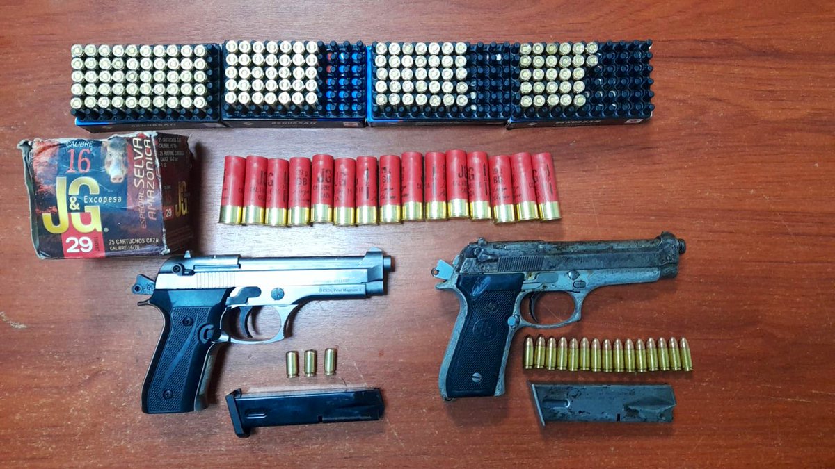 CapiZapataEC's tweet photo. Con el objetivo de reducir los índices delincuenciales en #LagoAgrio, @PoliciaEcuador realizó un operativo con el que se logró desarticular una banda dedicada al tráfico de sustancias ilícitas. Existen dos detenidos, armas, municiones, 277 paquetes cocaína y un auto incautados. https://t.co/FUEs9Oe7PF