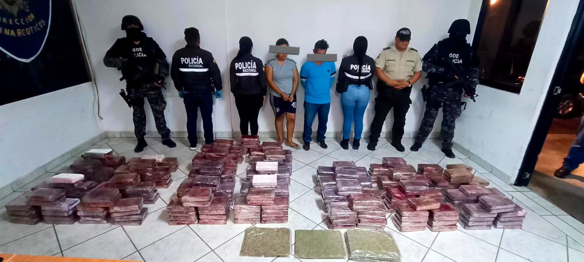 CapiZapataEC's tweet photo. Con el objetivo de reducir los índices delincuenciales en #LagoAgrio, @PoliciaEcuador realizó un operativo con el que se logró desarticular una banda dedicada al tráfico de sustancias ilícitas. Existen dos detenidos, armas, municiones, 277 paquetes cocaína y un auto incautados. https://t.co/FUEs9Oe7PF