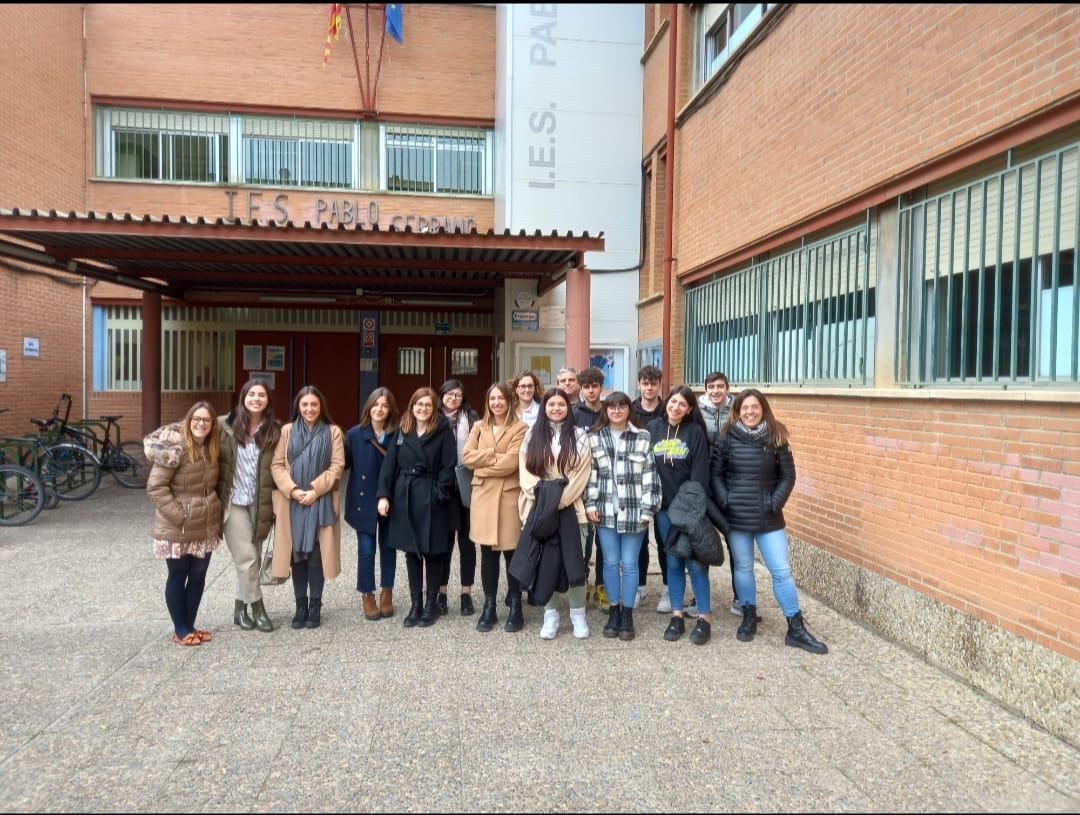 fundacionexit's tweet photo. ¡La toma de contacto siempre supera todas las expectativas! 🔝
Tras semanas de “mucha teoría” -explicación del proyecto, formación de voluntarixs corporativxs, presentación en los institutos…- Siempre llega el momentazo más esperado 🎊 ¡LA TOMA DE CONTACTO! 👇🏼 https://t.co/81j91H1s0q