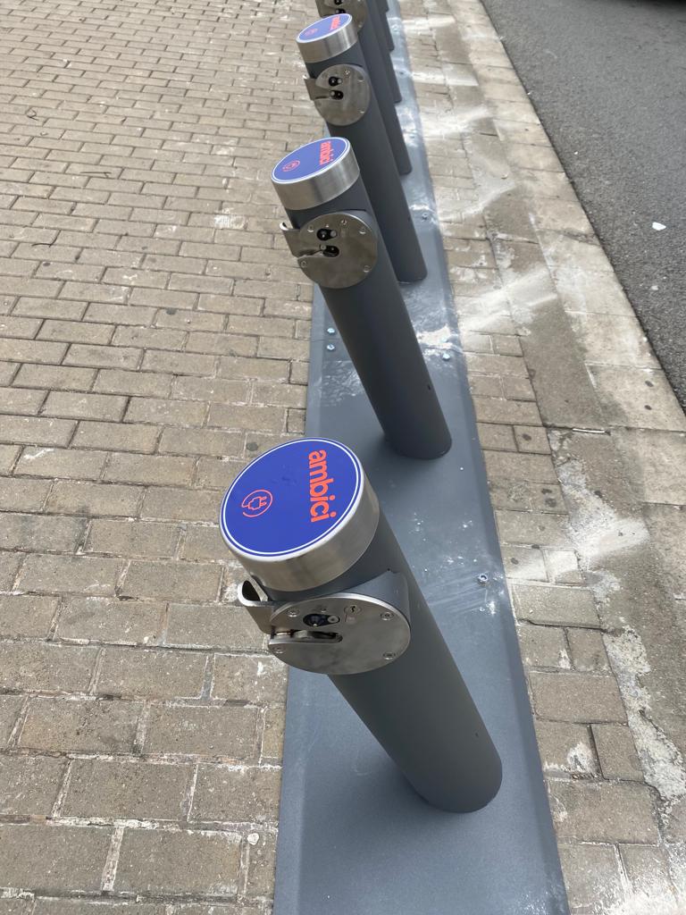 S’acosta l’arribada del bicing metropolità a #santacoloma
A Can Peixauet, davant de la parada de la L9 del metro, s'han instal·lat els primers 16 ancoratges per a les bicicletes elèctriques del nou servei de bici pública compartida anomenat #AMBici
