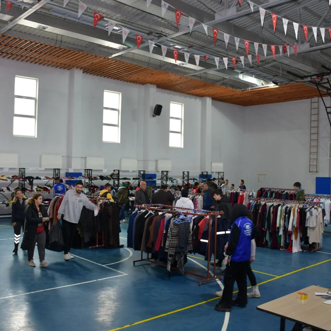 📍Siirt Gençlik Merkezi

Gönülden gönüle, iyiliğe uzanan ellerle kurulan Sosyal Marketlerimiz, Türkiye'nin dört bir yanında hizmetinizde...

#GSBHepYanında
#TürkiyeTekYürek