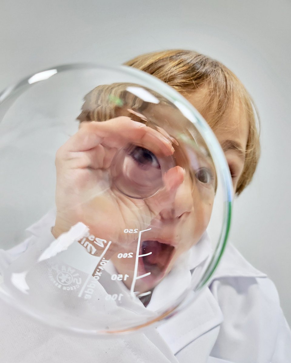🧬¡Locos por la ciencia! 🧪 
Probetas, placas petri y burbujas. Nuestros inventores están preparados para aprender en nuestro laboratorio y aprender de primera mano las leyes de la física y la química 👩‍🔬