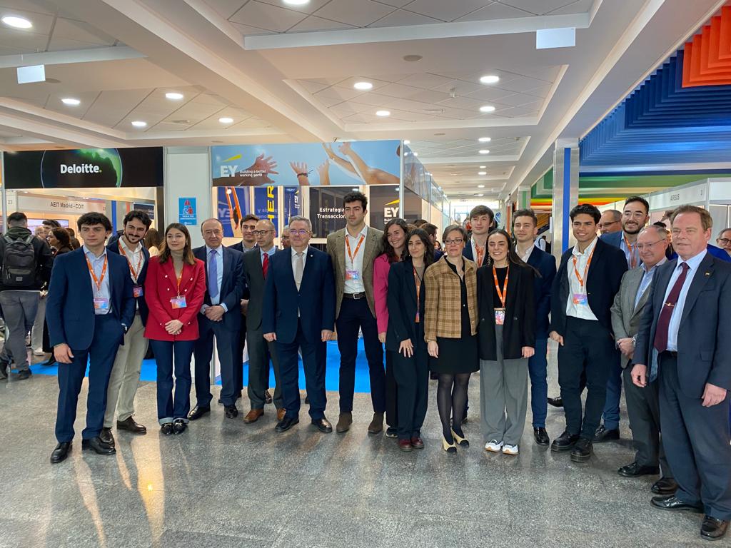 La_UPM's tweet photo. El rector de la #UPM, Guillermo Cisneros, ha inaugurado el foro de empleo y tecnología #Satelec 2023, un referente en el que empresas líderes del sector se acercan a @telecoupm para captar talento. ¿Te vienes?
#somosUPM @satelec_etsit https://t.co/TfgBCIjIGf