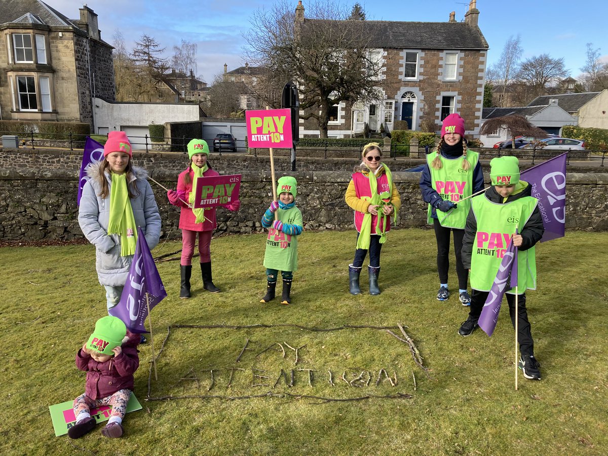 EisStirling's tweet photo. Some outdoor learning at the @EisStirling rally @EISUnion #PayAttention https://t.co/YIXYClLBpJ