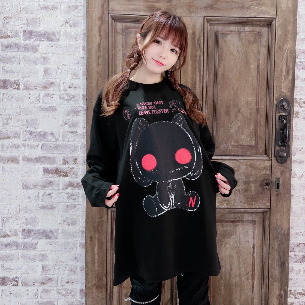 NieR_tokyo's tweet photo. 🎁本日〆切プレゼント企画🎁

【BLACK NIER LONG CUTSEW】

🎁3名様にプレゼント🎁

ユニセックスアイテムです🐰

◼応募方法
フォロー(@NieR_tokyo) &amp; RT
◼締切〆  本日24時

※鍵垢の方も対象内です。

是���ご参加ください🙇‍♂️🙇‍♀️ https://t.co/QrEvkYPg9k
